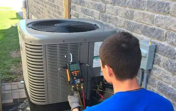 Een ervaren warmtepompmonteur voert professioneel warmtepomp uit